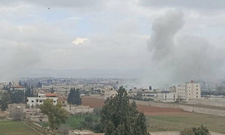 صورة المرصد السوري: غارة “إسرائيلية” على مبنى يضم عناصر من حزب الله في “السيدة زينب”