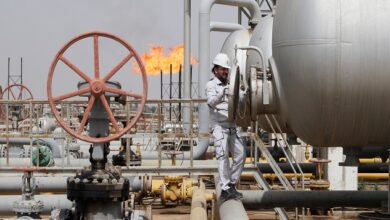 صورة لجنة النفط النيابية: أسباب سياسية تؤخر وصول مسودة قانون النفط والغاز إلى البرلمان