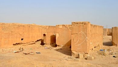 صورة حملة من مفتشية الآثار لإزالة العشوائيات المتجاوزة على المواقع الأثرية بقضاء الزبير