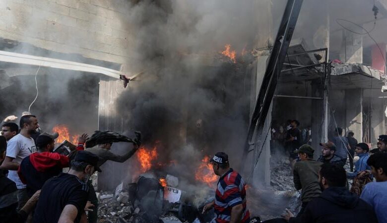 صورة الاحتلال يواصل قصف مناطق مختلفة وسط وجنوب القطاع لليوم الـ 99 على التوالي