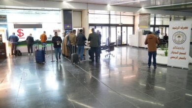 صورة توقف بيع الدولار للمسافرين في كافة المصارف الحكومية والأهلية بسبب نفاد الكمية