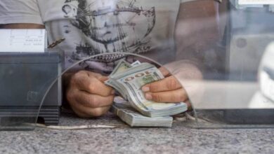 صورة خبراء اقتصاديون: جهات متنفذة تجند العمالة الأجنبية لتهريب العملة
