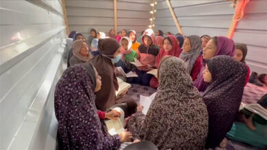 صورة خيام النازحين في غزة تتحول إلى حلقات لحفظ القرآن الكريم