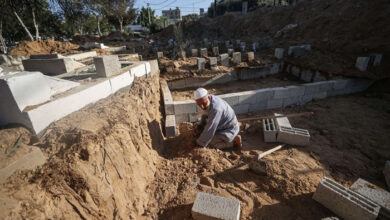 صورة انتشار الأوبئة يهدد النازحين القاطنين جوار المقابر العشوائية في غزة
