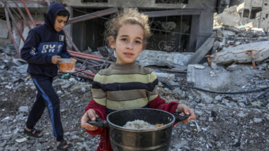 صورة تواطؤ الضمير العالمي مع غطرسة قوات الاحتلال يقتل سكان غزة جوعًا