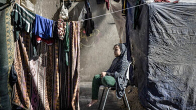 صورة عائلة غزية تلملم شتاتها ببيت من صفيح مقصوف بين الركام