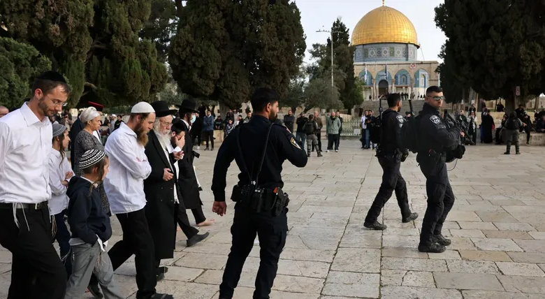 صورة مستوطنون “متطرفون” يقتحمون المسجد الأقصى بحماية شرطة الاحتلال
