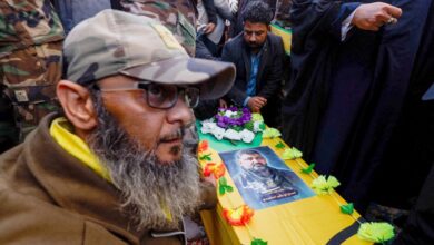 صورة مسؤول في حزب الله اللبناني يعيد ترتيب “إيقاع” الميليشيات في العراق