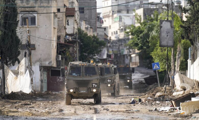 صورة قوات الاحتلال تواصل اقتحاماتها لمدن وقرى بالضفة الغربية وتقتل شابًا فلسطينيًا