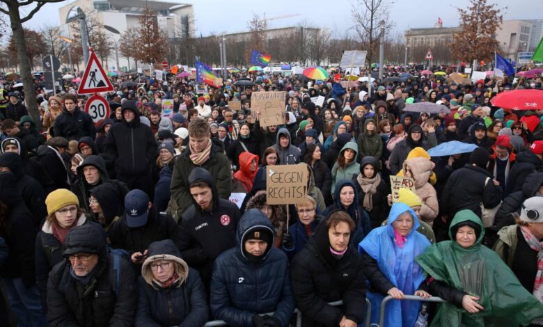 صورة تظاهرات حاشدة في برلين ضد حزب “البديل من أجل ألمانيا” المعادي للمهاجرين
