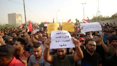صورة متظاهرون بالبصرة يطالبون بالتوظيف ومساواتهم مع العمالة الأجنبية