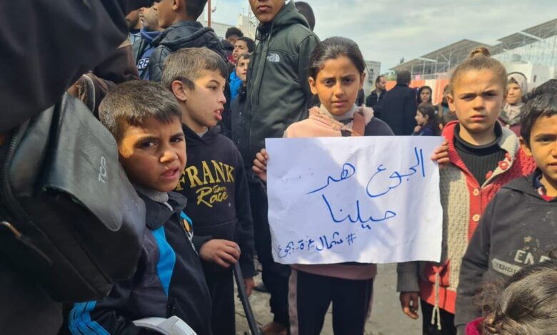 صورة توافد مئات النازحين للمحافظة الوسطى هربًا من المجاعة في شمال قطاع غزة