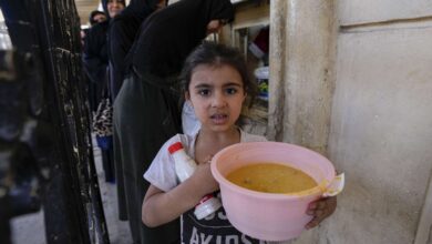 صورة فقر وجوع وأطنان من الطعام المهدور في العراق