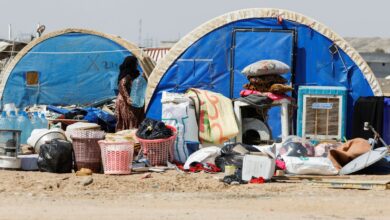 صورة صفقات الفساد الحكومية وراء توزيع مواد غذائية منتهية الصلاحية على النازحين