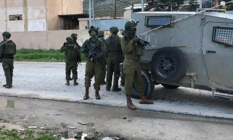 صورة الاحتلال يقتحم طولكرم وجنين ويشتبك مع مقاومين ويجرف شوارع ومنشآت