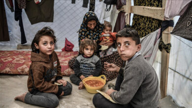 صورة رضيعان فلسطينيان شاهدان على جريمة الإبادة في غزة