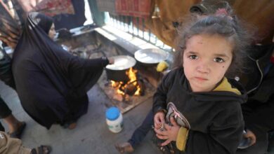 صورة أهالي غزة يخاطبون الضمير العالمي: الجوع والأمراض تفتك بنا