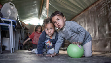 صورة نازحون في رفح يتساءلون: أين الضمير الدولي من معاناتنا؟