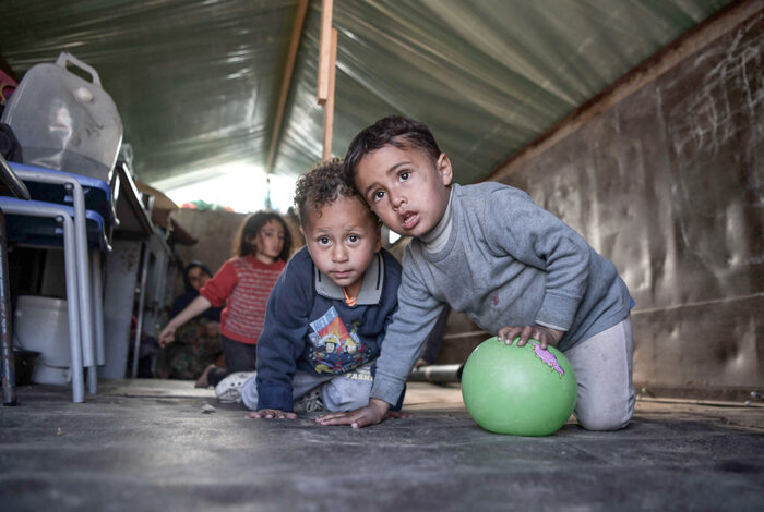 صورة نازحون في رفح يتساءلون: أين الضمير الدولي من معاناتنا؟