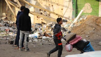 صورة وحشية العدوان تجعل من عائلات فلسطينية تعيش على أنقاض المنازل