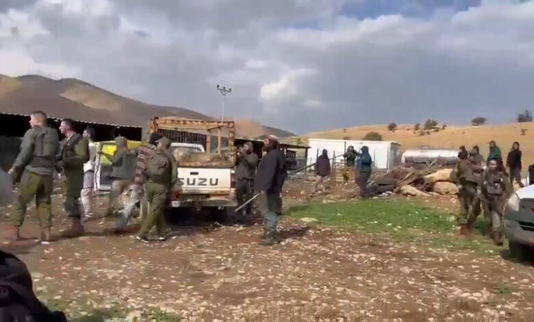 صورة مستوطنون يسرقون مواشي لفلسطينيين بحماية من جيش الاحتلال في أريحا