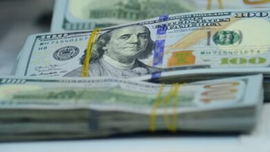 صورة خبراء اقتصاديون: مافيات سياسية تقف خلف أزمة الدولار في العراق