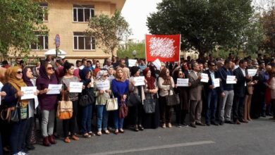 صورة للمطالبة بحل أزمة الرواتب.. محتجو السليمانية ينصبون خيمة ويقطعون طريق النفط