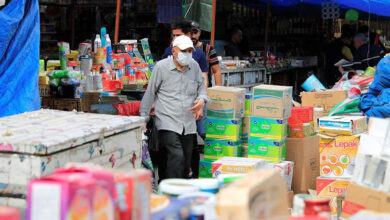 صورة اقتصاديون: البضائع الإيرانية والتجارة غير المشروعة هي أسباب تدهور الدينار