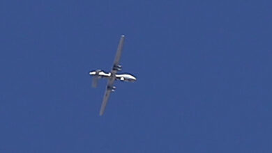 صورة طائرات مراقبة أمريكية من دون طيار فوق معسكرات الميليشيات لتطبيق اتفاقية الإذعان