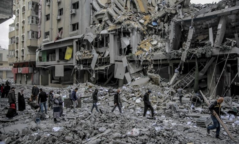 صورة جيش الاحتلال يواصل غاراته على مناطق متفرقة من قطاع غزة موقعًا قتلى وجرحى