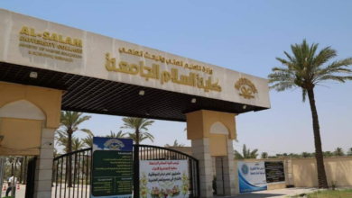 صورة طلاب كلية السلام يتظاهرون ضد عدم تسجيل بياناتهم في وزارة التعليم العالي