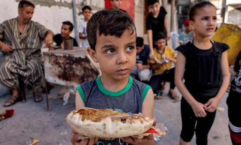 صورة أطباء غزة: سوء التغذية والجفاف يودي بحياة الأطفال شمالي القطاع