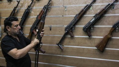 صورة انتعاش تجارة السلاح وارتفاع أسعاره بعد إعلان الحكومة حملة لشراء الأسلحة من العراقيين