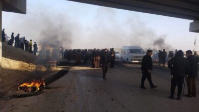 صورة تظاهرات في الكوت احتجاجًا على قتل وإصابة قوات الأمن فلاحين نددوا بشح المياه