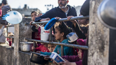صورة منشورات الاحتلال وقود فرن “خباز المخيم” في خان يونس لسد رمق النازحين