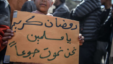 صورة الموت جوعًا يلاحق سكان غزة عند بحثهم عن وجبة طعام