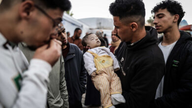 صورة فلسطيني يرثي عن بُعد أطفاله وزوجته بعد استشهادهم في غزة