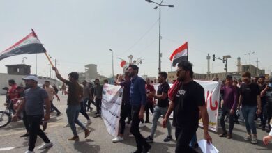 صورة مواجهات بين خريجين مطالبين بالتعيين وقوات الأمن أمام ديوان واسط
