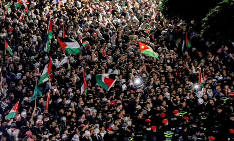 صورة لليوم الثامن على التوالي..آلاف الأردنيين ينددون بجرائم الاحتلال ويطالبون بوقف الحرب