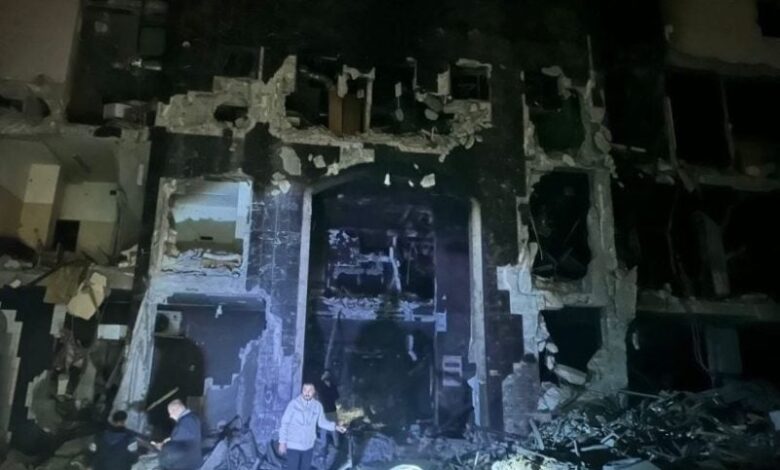 صورة جيش الاحتلال ينسحب من مجمع الشفاء بعد هجوم دام أسبوعين