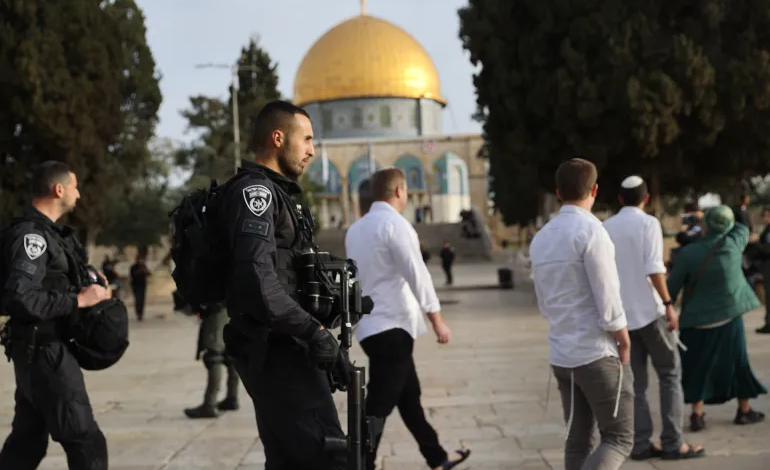 صورة مستوطنون يقتحمون المسجد الأقصى بحماية شرطة الاحتلال