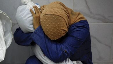 صورة فوز أفضل صورة صحافية في العالم لجثمان طفلة فلسطينية بين أحضان عمتها