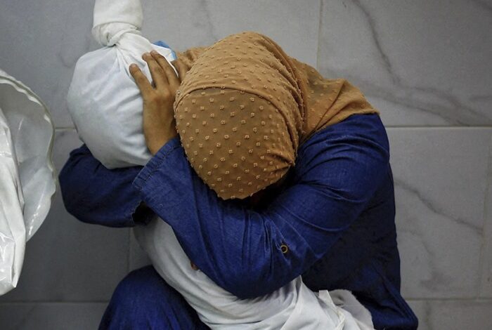 صورة فوز أفضل صورة صحافية في العالم لجثمان طفلة فلسطينية بين أحضان عمتها