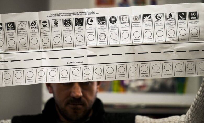 صورة مرشحو حزب الشعب الجمهوري المعارض يعلنون فوزهم في إسطنبول وأنقرة