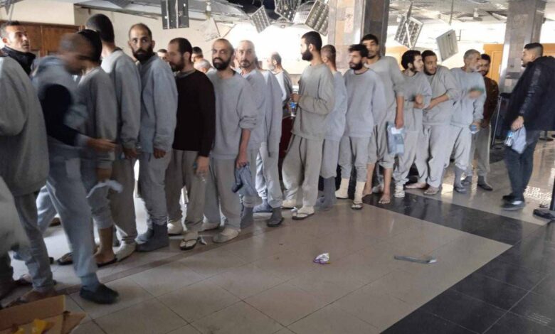 صورة الاحتلال يفرج عن 150 معتقلًا من قطاع غزة تم اعتقالهم خلال العملية البرية