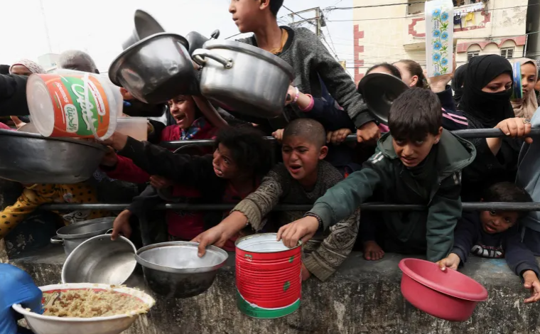 صورة برنامج الأغذية العالمي: نصف سكان غزة يعانون من الجوع بسبب الحرب “الإسرائيلية”