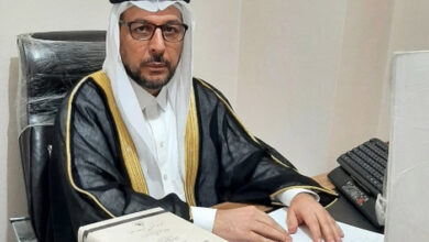 صورة باحث عراقي يحذر من تشتت هوية المسلم فلا هي ترشده إلى الخير ولا تمنعه من الشر