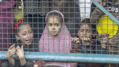 صورة آيات وشقيقها محمد يجسدان مأساة الطفولة الفلسطينية وخذلان العالم