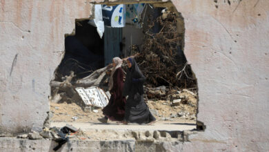 صورة فلسطينية تدفن ابنتها وحفيدها تخاطب العالم: أنصتوا لضمائركم!