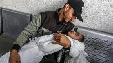 صورة استمرار مذبحة أطفال غزة يغطي العالم بالعار الإنساني